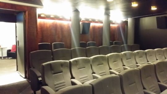 Dagmar sal 1 - den ene indgang, set fra salen