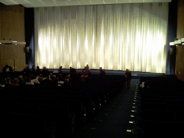 Salen set fra højre indgang